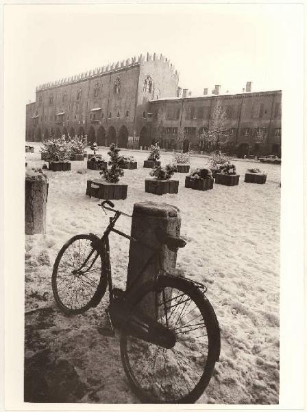 Mantova - Piazza Sordello coperta dalla neve - Palazzo del Capitano - Bicicletta