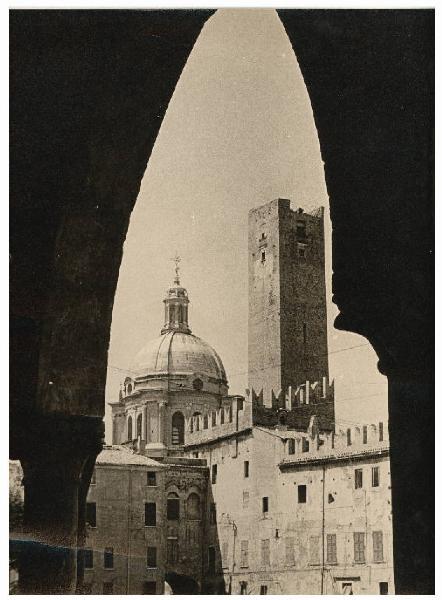 Mantova - Piazza Sordello - Palazzi Bonacolsiani - Cupola della Basilica di S. Andrea - Torre della Gabbia