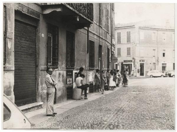 Mantova - Via Scarsellini - Persone in attesa alla fermata dell'autobus