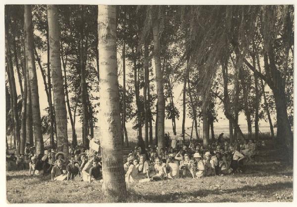 Mantova - Colonia Elioterapica Belfiore - Bambine durante la merenda sul prato tra gli alberi
