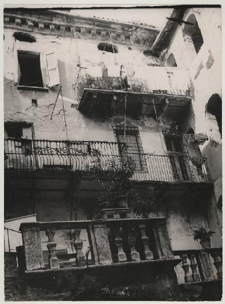 Mantova - Ex ghetto - Edificio in demolizione - Terrazze su un cortile di un edificio in demolizione
