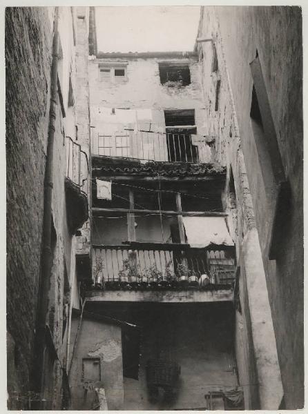 Mantova - Ex ghetto - Terrazze su un cortile di un edificio in demolizione - Vicolo Regresso