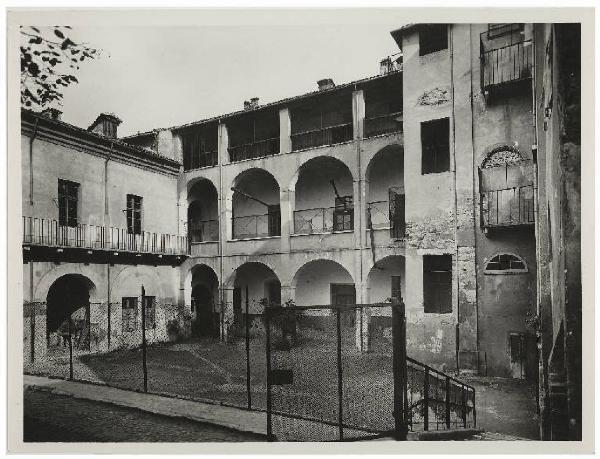 Mantova - Cortile interno di vecchie case - Facciata di palazzina a triplo porticato