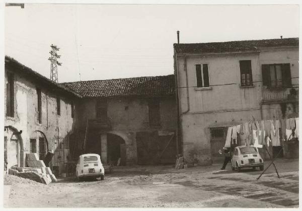 Mantova - Cortile con vecchie case - Due automobili - Panni stesi