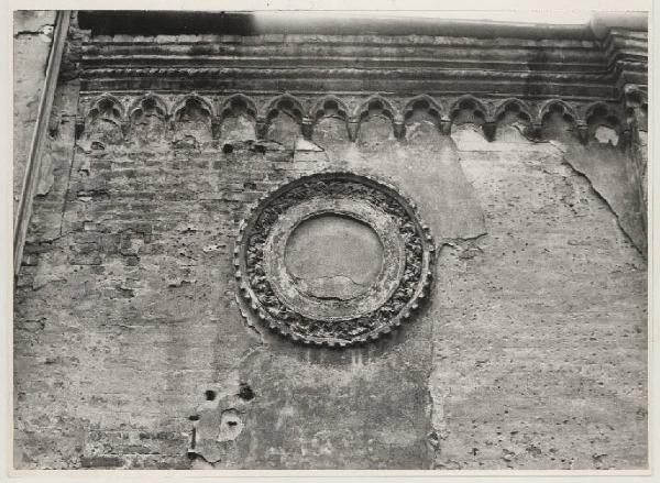 Mantova - Vicolo Prato - Rosone e cornice ad archetti trilobati su un edificio
