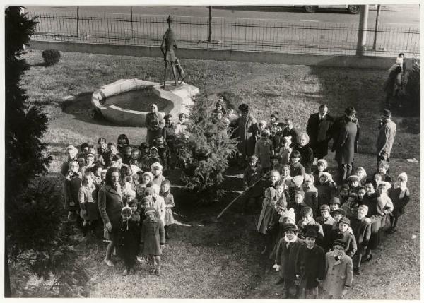 Festa degli alberi - Mantova - Scuola elementare Martiri di Belfiore - Giardino - Ritratto di gruppo - Bambini con maestre