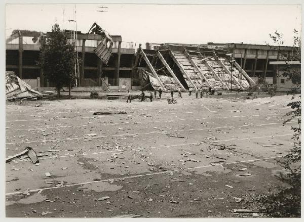 Tornado - Mantova - Stadio comunale Danilo Martelli - Tettoia delle tribune semidistrutta - Persone in osservazione