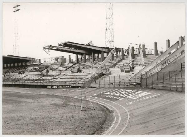 Tornado - Mantova - Stadio comunale Danilo Martelli - Parte delle tribune semidistrutte viste dall'interno