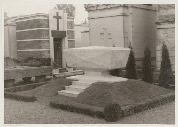 Mantova - Cimitero monumentale - Tomba di Giuseppe Rea