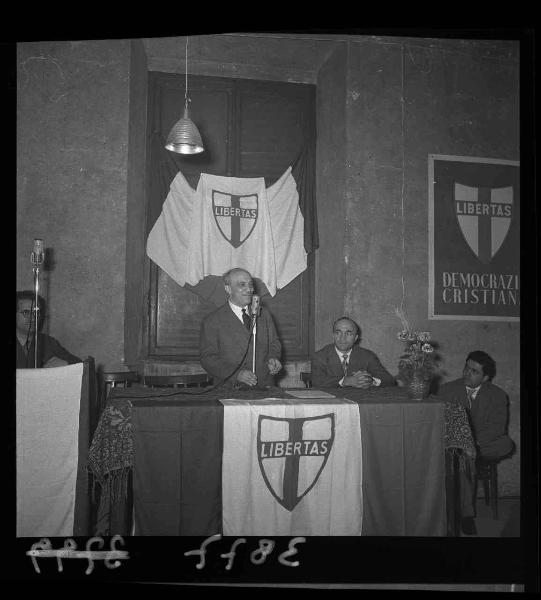 Convegno della Democrazia Cristiana - Amintore Fanfani al microfono - Mantova - Palazzo Aldegatti