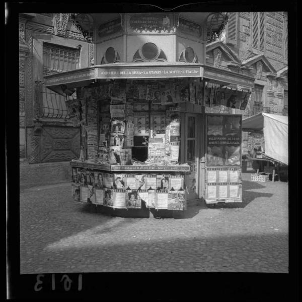 Mantova - Piazza Canossa - Edicola del giornalaio Marocchi