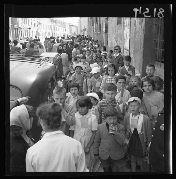 Mantova - Sede delle A.C.L.I. - Bambini in partenza per la colonia di Senigallia