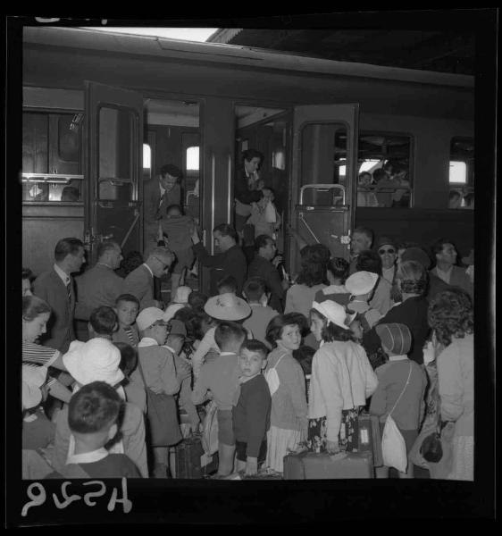 Mantova - Stazione ferroviaria - Bambini in partenza col treno per la colonia di Senigallia