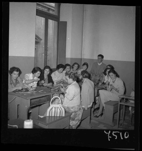 Mantova - Centro audiovisivi (?) - Aula - Lezione - Allieve sedute ai banchi al lavoro con cavi elettrici