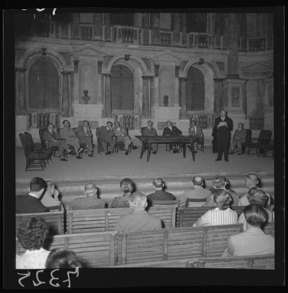 Mantova - Teatro Bibiena - Convegno del Centro audiovisivi (?) - Palco con i relatori - Pubblico in ascolto