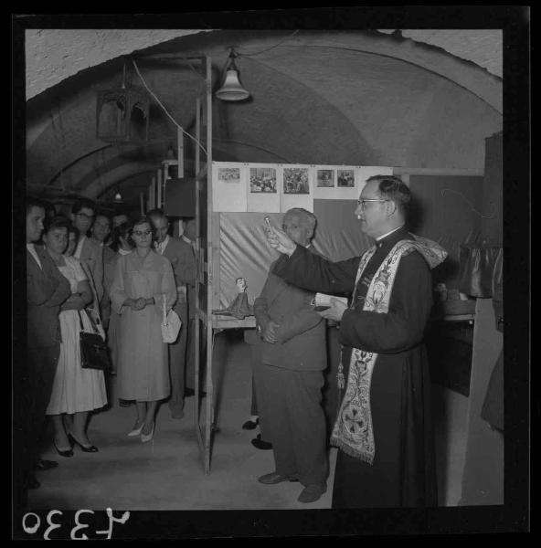 Mantova - Salone con soffitto a volta - Mostra di fotografie e documenti del Centro audiovisivi (?) - Cerimonia di inaugurazione da parte di un ecclesiastico