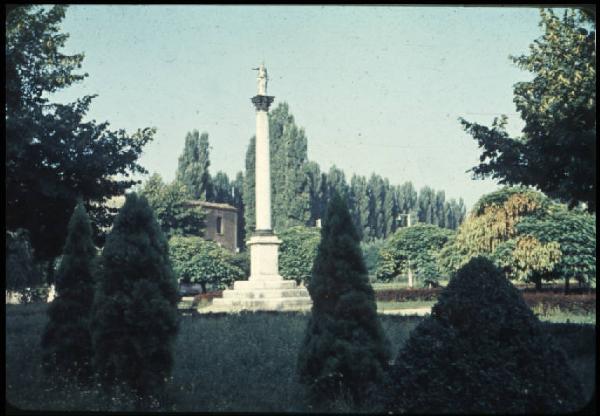 Sabbioneta - Piazza d'Armi - Colonna di Pallade Atena