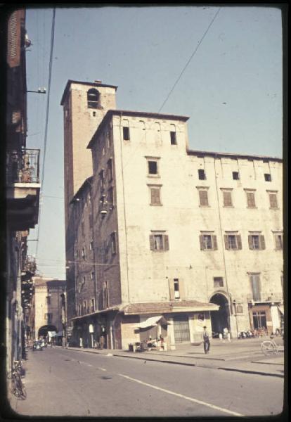 Mantova - Via Broletto - Palazzo del Podestà e Torre civica.