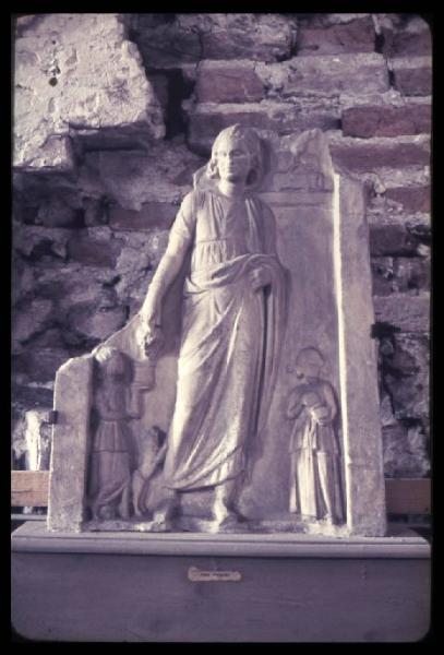 Rilievo - Stele funeraria con figura femminile - Mantova - Palazzo Ducale