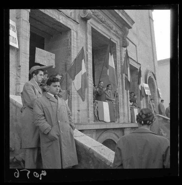 Ricorrenza del 4 Novembre - Manifestazione studentesca - Studenti con cartelli e bandiere tricolore - Mantova - Famedio - Largo XXIV Maggio