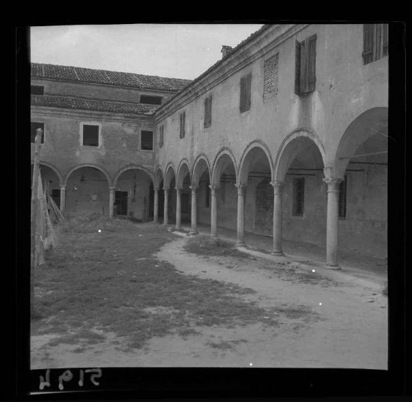 Mantova - Via Giulio Romano - Chiostro