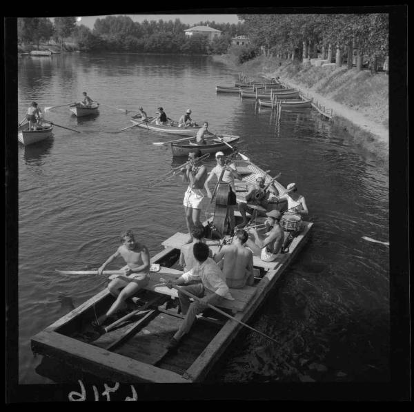 Mantova - Lago Superiore - Società Canottieri Mincio - Gruppo musicale a bordo di una chiatta - Barche a remi