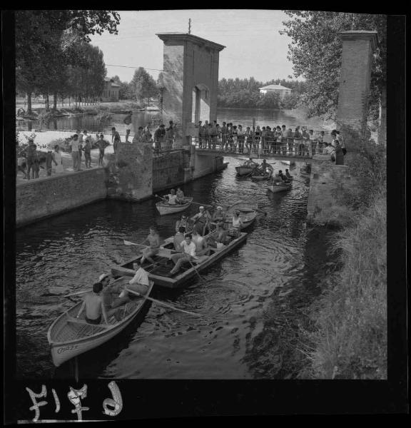 Mantova - Lago Superiore - Società Canottieri Mincio - Gruppo musicale a bordo di una chiatta - Barche a remi - Pubblico sul pontile e lungo il canale