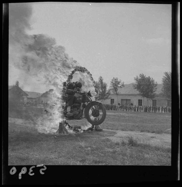 Mantova - Caserma di S. Martino - Festa dell'Artiglieria - Motociclista in esercitazione attraverso un cerchio infuocato