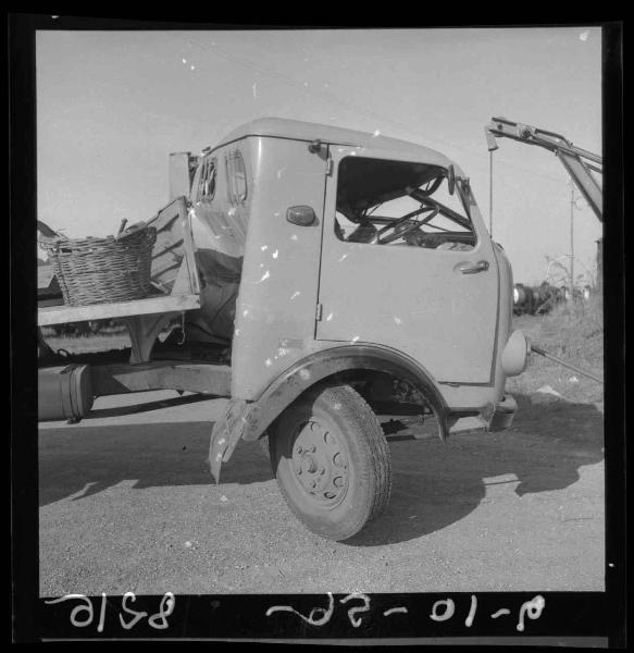 Mantova - Carrozzeria - Camion incidentato