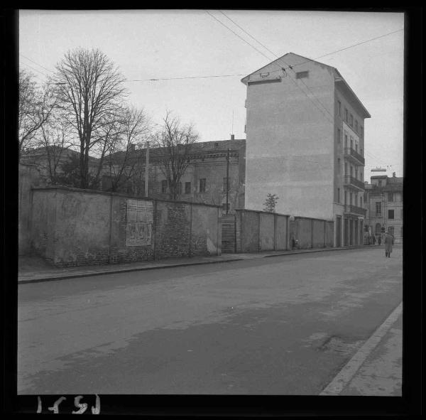 Mantova - Corso della Libertà - Zona - Strada con muro di cinta - Edifici