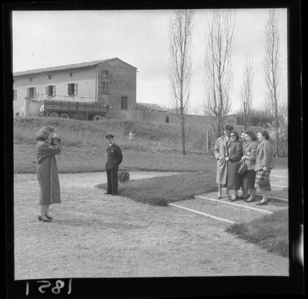 Mantova - Valletta di Belfiore - Visita commemorativa in onore di Carlo Montanari - La realizzazione di una foto di gruppo tra studentesse