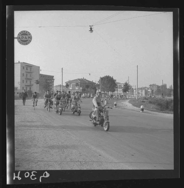 Mantova - Srada cittadina - Sfilata di motociclisti su "Lambretta" - Organizzatori motorizzati e in bicicletta in testa al corteo