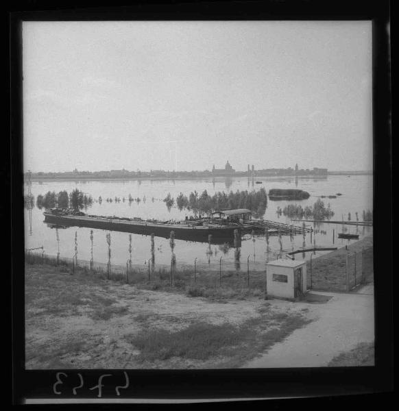 Mantova - Zona industriale di Frassino - Raffineria I.C.I.P - Porto fluviale con bettolina - Profilo di Mantova