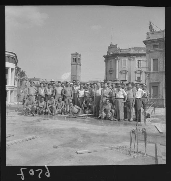 Ritratto di gruppo - Operai dell'impresa edile Bottoli - Mantova - Corso della Libertà - Cantiere