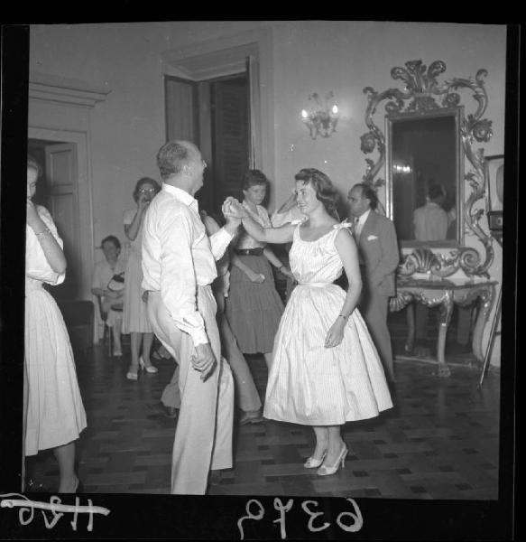 Mantova - Circolo "La Rovere" - Studenti americani ospiti - Festa danzante - Coppia nell'atto di ballare