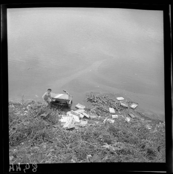 Mantova - Lago cittadino - Uomo nell'atto di recuperare un veicolo immerso nelle acque - Cassette galleggianti