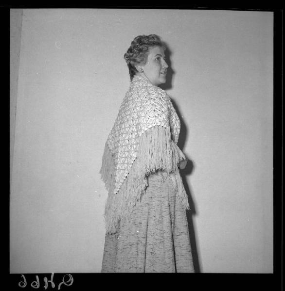 Ritratto femminile - Donna con scialle in ispalla - Interno