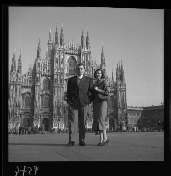 Ritratto di coppia - Renzo Dall'Ara e fidanzata - Milano - Piazza del Duomo