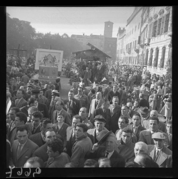 Festa del ringraziamento dei coltivatori diretti - Mantova - Piazza Sordello - Folla di agricoltori - Carri allegorici