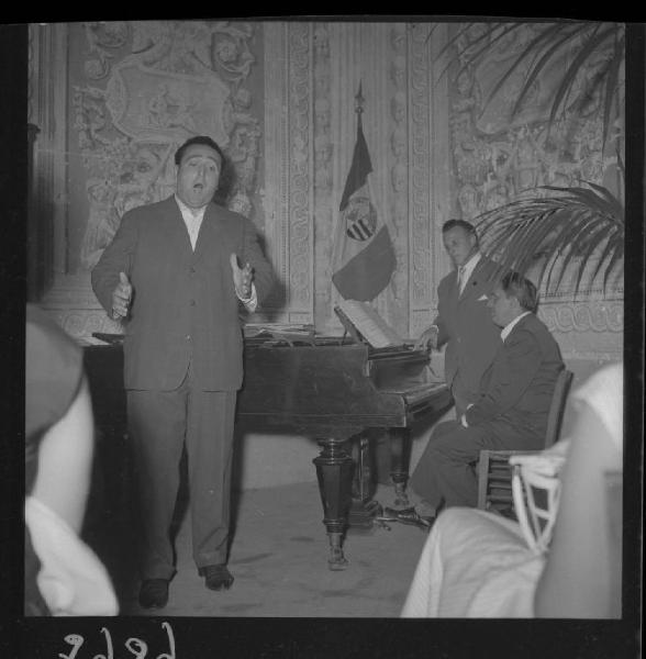 Ritratto maschile - Cantante lirico durante un'esibizione canora - Mantova - Istituto Musicale "L. Campiani"