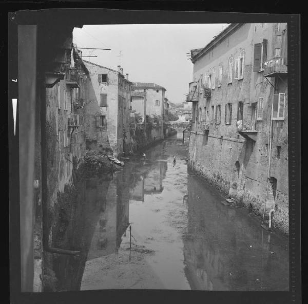 Mantova - Rio - Ponte di via Massari - Intervento di pulizia del canale