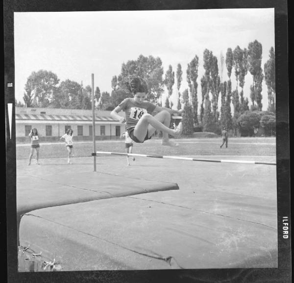 Gara atletica femminile C.S.I. 1971 - Mantova - Impianto Sportivo Migliaretto - Salto in alto