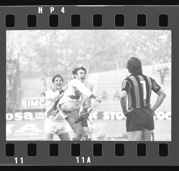 Partita Mantova-Atalanta 1971 - Mantova - Stadio Danilo Martelli - Esultanza dei giocatori del Mantova dopo l'autorete dell'Atalanta