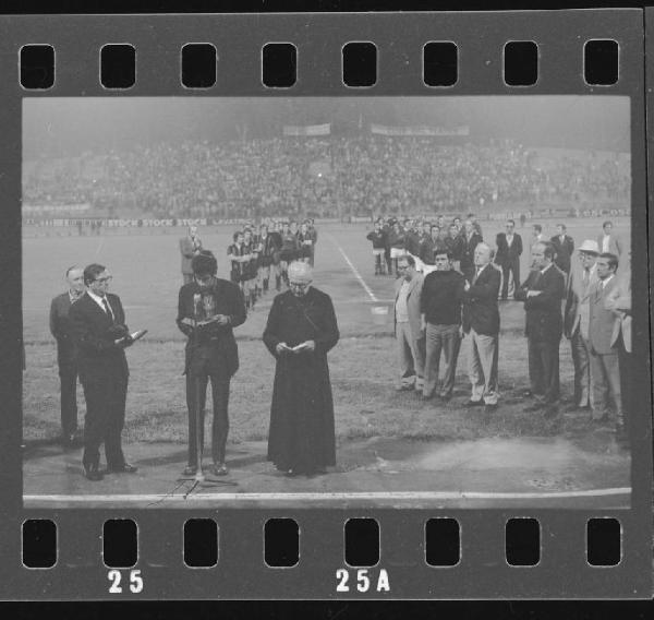 Partita Mantova-Atalanta 1972 - Mantova - Stadio Danilo Martelli - Cerimonia religiosa di suffragio per gli atleti massacrati ai Giochi Olimpici di Monaco - Don Gavioli