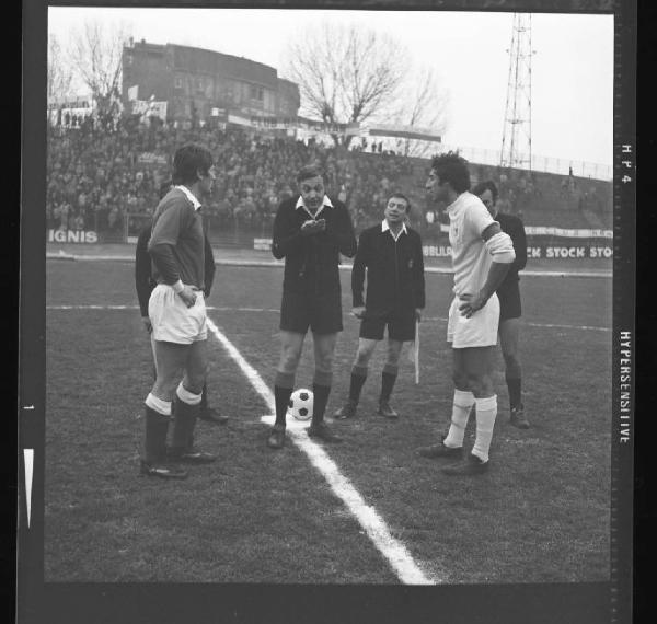 Partita Mantova-Perugia 1972 - Mantova - Stadio Danilo Martelli - Stretta di mano dei capitani - Gianfranco Leoncini - Mario Morello
