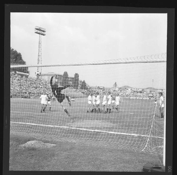 Partita Mantova-Arezzo 1973 - Mantova - Stadio Danilo Martelli - Azione d'attacco dei biancorossi - Gol di Franco Panizza