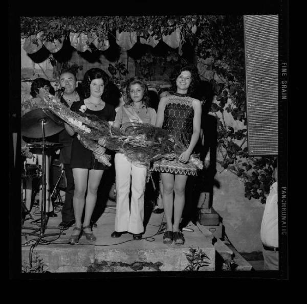 Ritratto di gruppo - Morena Galafassi, Livia Lavagnini, Patrizia Negri, Alfredo Facchini / Elezione di Miss Bancole 1972 - Porto Mantovano - Via Martiri della Libertà 4 - Dancing Giardino dei Tigli