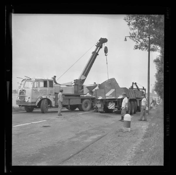 Mantova - Via Legnago - Ponte di S. Giorgio - Lago Inferiore - Palazzoo Ducale - Incidente stradale - Recupero dell'autocarro