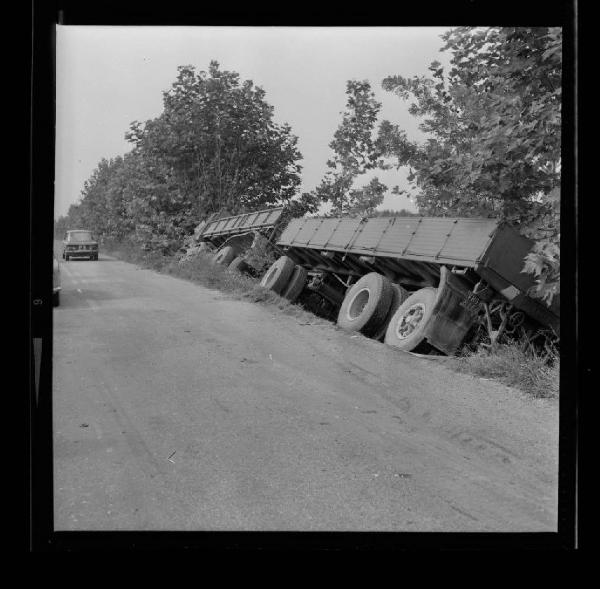 Goito - Gazoldo degli Ippoliti - Strada Statale Goitese - Autocarro nel fosso