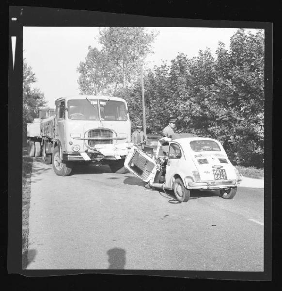 Marmirolo - Incidente stradale - Frontale tra Fiat 500 e camio con rimorchio Fiat 643